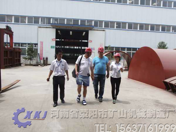 陪同客戶參觀新廠區