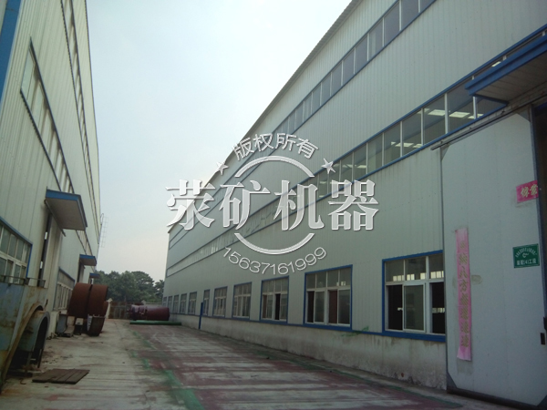 現(xiàn)代化球磨機制造車間